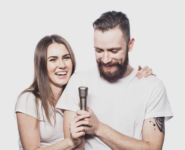 Mode de vie et concept de personnes : Jeune couple avec microphone — Photo