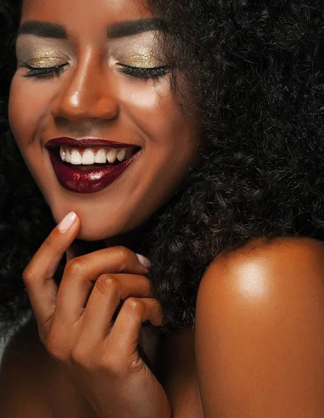 Szépség portré afro frizura és csillogás smink afro-amerikai nő. — Stock Fotó