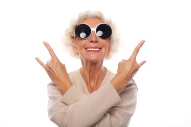 Funky eylem izole büyük güneş gözlüğü takmış kadın kıdemli 