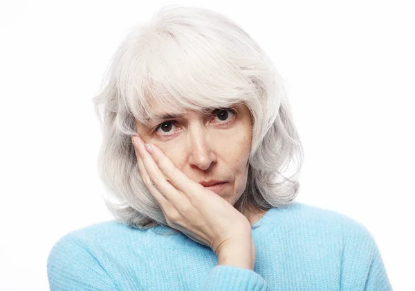 Lifestyle, gezondheid en mensen concept: oudere vrouw lijdt aan kiespijn op witte achtergrond — Stockfoto