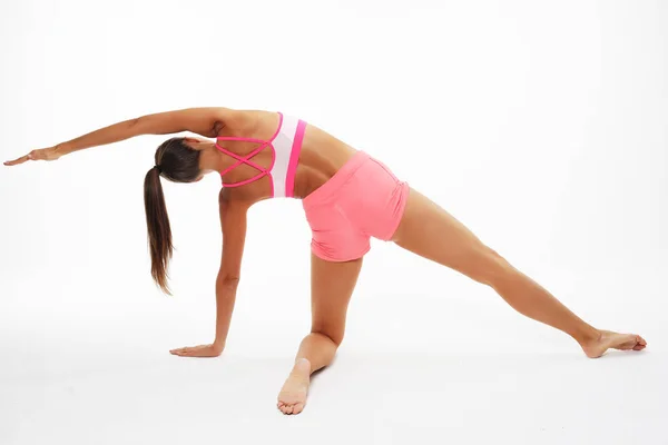 Jeune femme faisant du yoga asanas, vue du dos — Photo