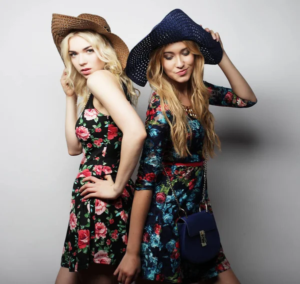 Φίλοι Κορίτσια Που Φορώντας Καλοκαίρι Φόρεμα Και Ψάθινα Καπέλα Γελώντας — Φωτογραφία Αρχείου