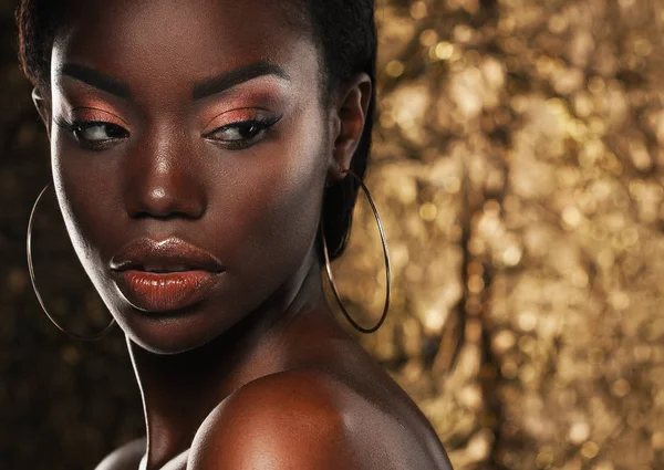 Impressionante Retrato de uma mulher negra afro-americana sobre fundo dourado — Fotografia de Stock