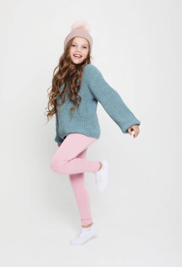 Çocukluk ve insanlar kavramı: küçük kız pembe şapka ve mavi kazak