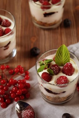 Yoğurt ve granola ile sağlıklı kahvaltı. Üst görünüm.
