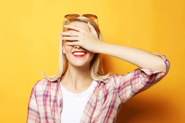 Retrato de una joven hermosa sobre un fondo amarillo . — Foto de Stock