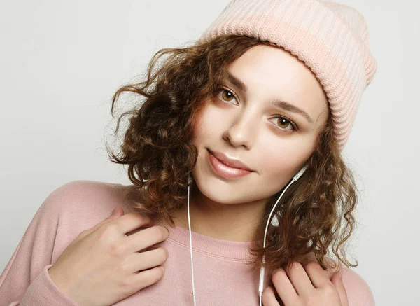 Portrait of a beautiful girl in headphones listens to music and smiles — Stock Photo, Image