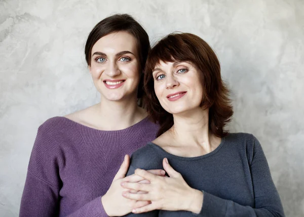 Feliz joven y su madre en casa, feliz familia — Foto de Stock