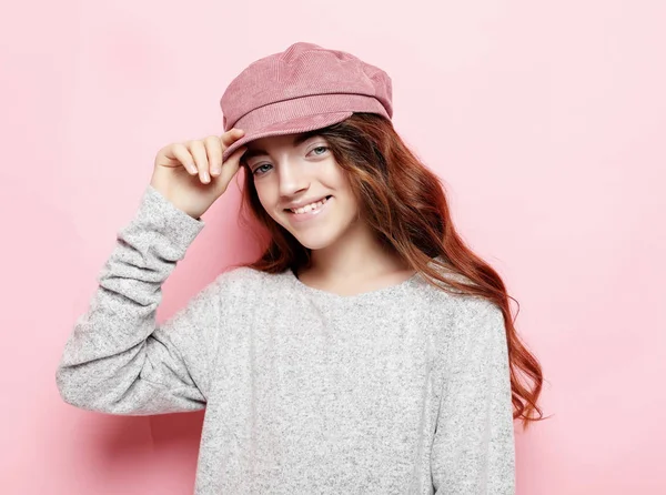 Encantadora jovencita feliz. Retrato de niña adorable sin preocupaciones complacida — Foto de Stock