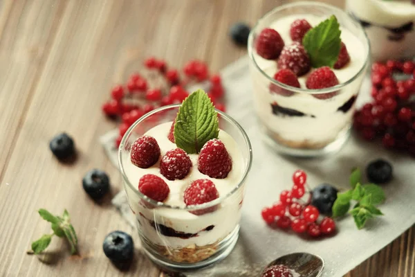 Gesundes Frühstück mit Joghurt und Müsli. Ansicht von oben. — Stockfoto