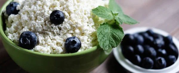 Fromage cottage et myrtille dans un bol sur une table . — Photo