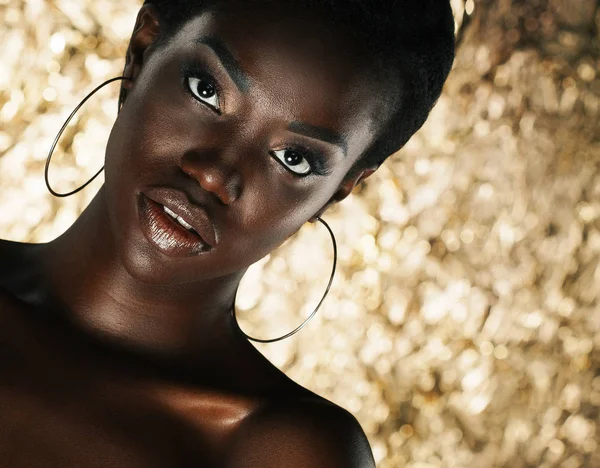 Εκπληκτικό πορτρέτο μιας Αφροαμερικανής Μαύρης γυναίκας πάνω σε χρυσό φόντο — Φωτογραφία Αρχείου