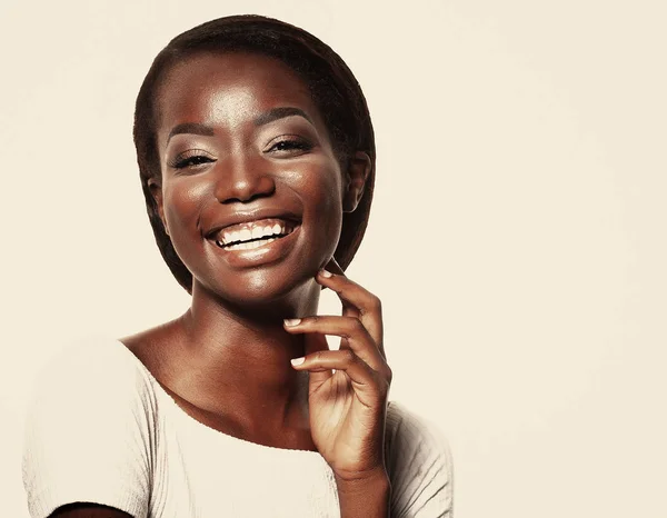 Close up ritratto di bella giovane donna nera ridere — Foto Stock