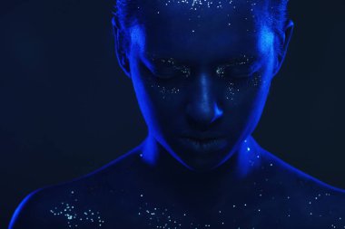 koyu mavi yüz kadınla