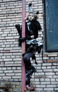 Yaratıcı saç stili ve parlak makyajlı yüksek model.