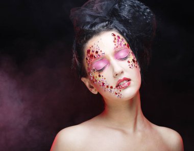 Portre çekici model yüzü parlak rhinestones sima ile güzellik portresi. Kadın kapalı göz ile.