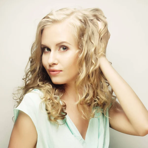 Luksusowa blondynka z kręconymi włosami — Zdjęcie stockowe