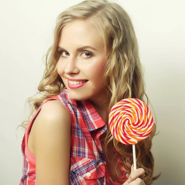 Blond tjej med lolipop — Stockfoto