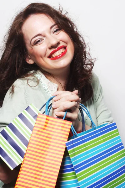 रंगीत खरेदी पिशव्या असलेली स्त्री — स्टॉक फोटो, इमेज