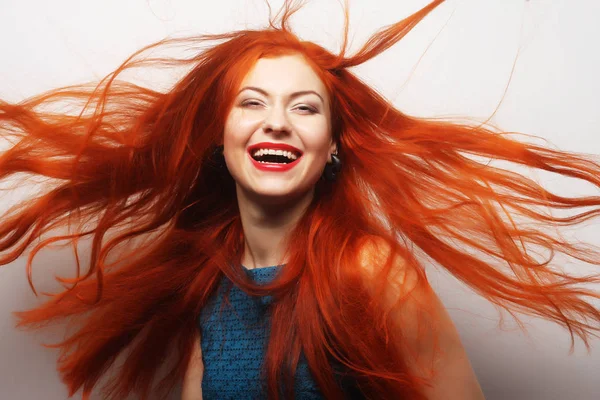 Mujer con el pelo rojo largo que fluye —  Fotos de Stock