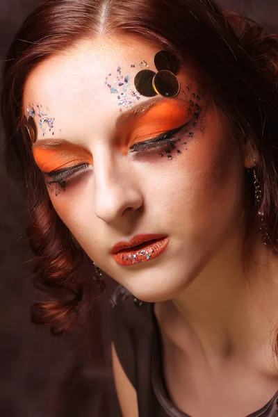 Rossa donna con brillante trucco creativo — Foto Stock