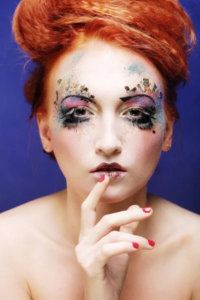 Mladá krásná žena s barevnými světlý make-up — Stock fotografie