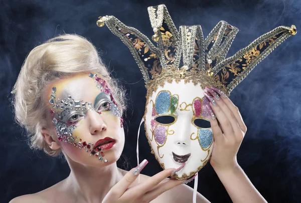 Kvinde med kunstnerisk make-up bedrift maske - Stock-foto