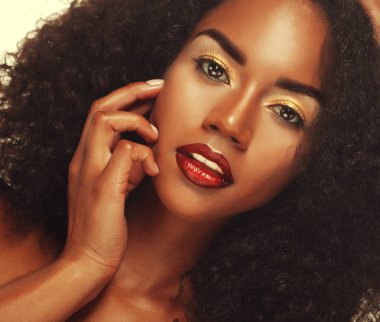 Çekici Afro-Amerikan kadınının güzel portresi. Büyük afro ve büyüleyici makyajlı..