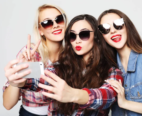 Meninas amigas em roupa hipster fazer selfie — Fotografia de Stock