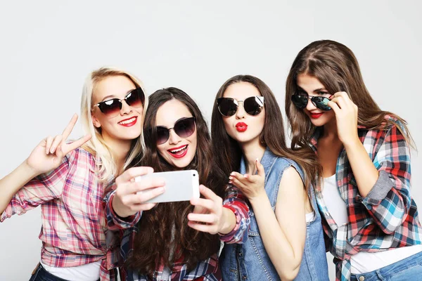 Meninas adolescentes felizes com smartphone tirando selfie — Fotografia de Stock