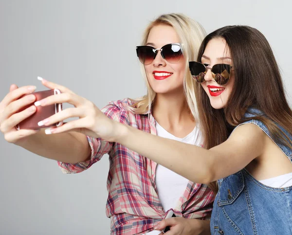 Κορίτσια φίλους σε hipster στολή κάνει selfie — Φωτογραφία Αρχείου