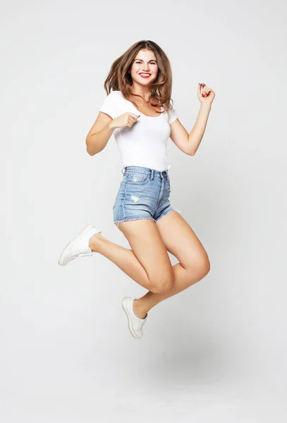 Retrato de menina ativa em movimento pulando no ar — Fotografia de Stock