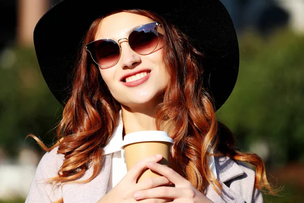 Χαμογελώντας κομψό νεαρή γυναίκα πίνοντας καφέ — Φωτογραφία Αρχείου