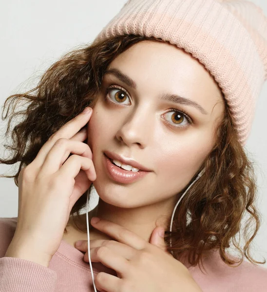Ritratto di una bella ragazza in cuffia ascolta musica — Foto Stock