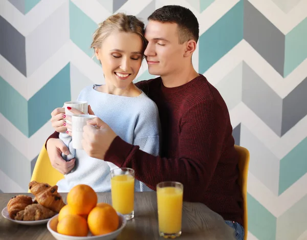 Jovem casal bonito tendo mesa de pequeno-almoço — Fotografia de Stock