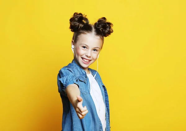 Retrato de uma menina bonita e confiante mostrando polegares para cima — Fotografia de Stock