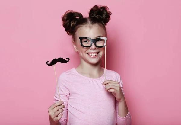 Mädchen posieren mit Fotoautomaten-Requisiten Brille und Schnurrbart. — Stockfoto