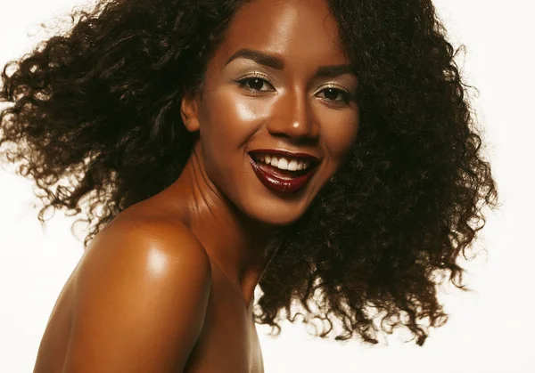 Szépség portré vonzó afro-amerikai nő nagy afro és csillogás smink. — Stock Fotó