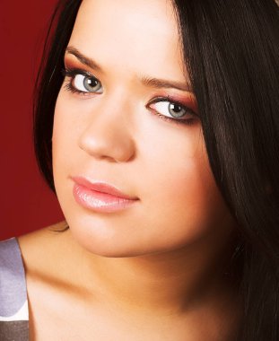 kadın kırmızı bir arka plan üzerinde gülümseyen