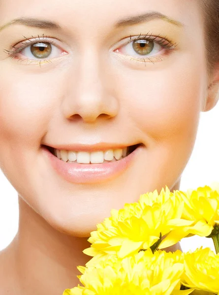 Женское лицо с желтой хризантемой — стоковое фото