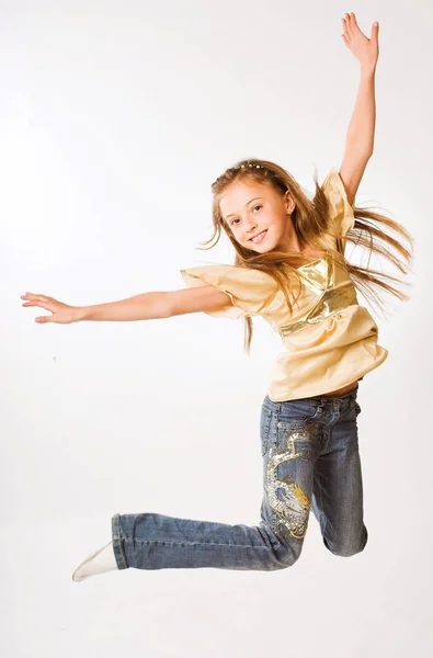 Meisje springt op een witte achtergrond — Stockfoto