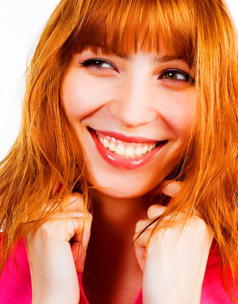 Jonge vrouw met rood haar — Stockfoto