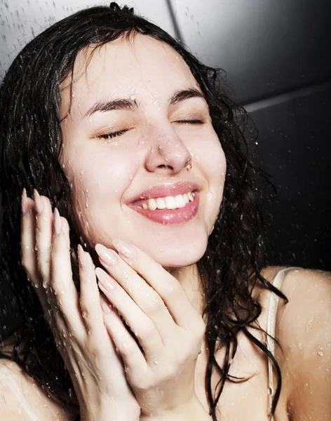 Mädchen unter der Dusche — Stockfoto