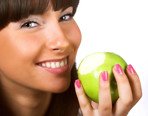 Chica joven comiendo manzana — Foto de Stock
