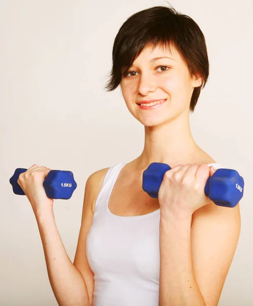Fitness kvinna lyfta vikter — Stockfoto