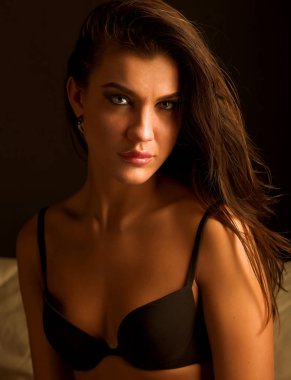 Saçında rüzgar olan kadın.