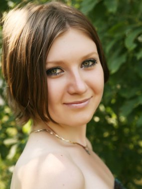 neşeli kadın bahçede 