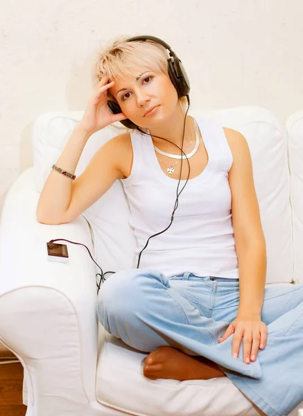 Donna in salotto ad ascoltare il lettore MP3 — Foto Stock