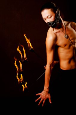 ateş gösterisi ile Asya adam
