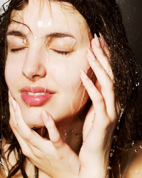 Mädchen unter der Dusche — Stockfoto